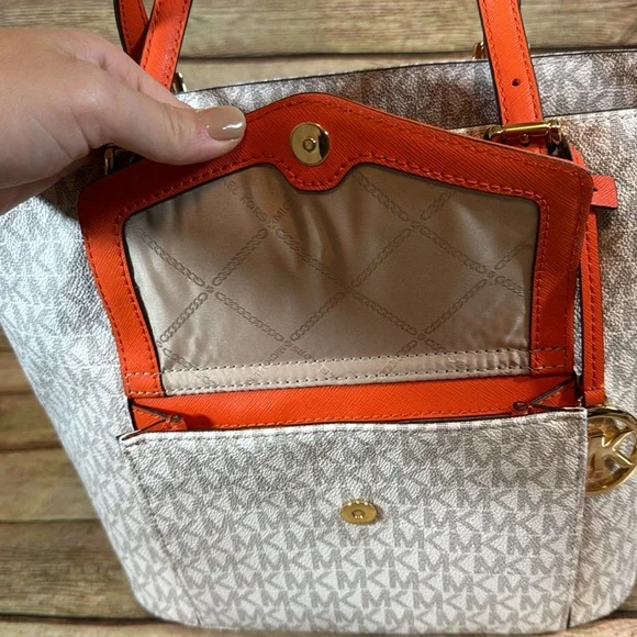 NWOT- Jet Set Medium Multifunction Pocket Tote Bag with Wallet - Picture 4 of 16